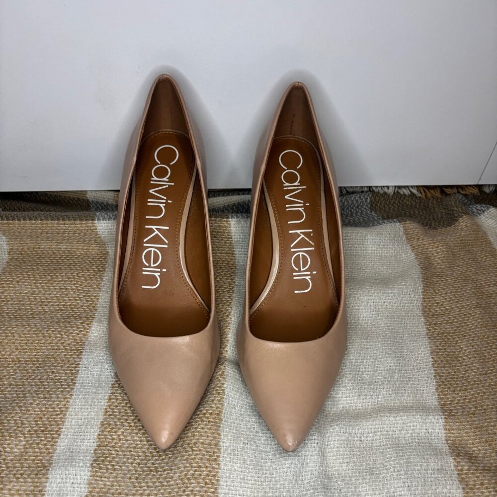 Calvin Klein Classic Tan Heels – Gold Heel Accent – Used